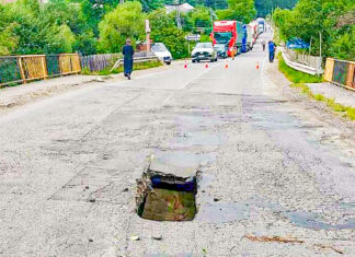 O gaură uriașă a apărut într-un pod din judeţul Neamț, condus de baronul PSD Ionel Arsene