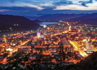 Primăria Piatra Neamţ anunţă închiderea unui pod pietonal din zona Pieţei Centrale după fisurarea plăcilor de mozaic