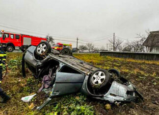 Doi bărbați găsiți morți într-o mașină răsturnată în Neamț. Autovehiculul era furat