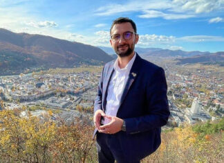 Primarul din Piatra-Neamţ va tăia pomii fructiferi din oraș pentru că fructele murdăresc trotuarele. În locul lor, vor fi plantați arbori ornamentali